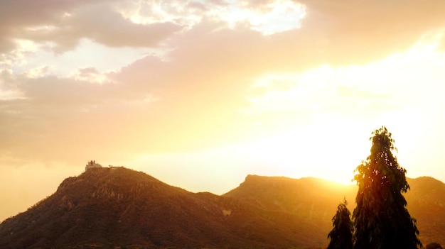 Foto o pôr-do-sol sobre a montanha