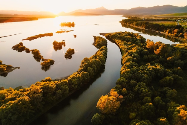 O pôr-do-sol sobre a região de Liptov no fundo com o lago Liptovska mara e as montanhas Tatra ao redor