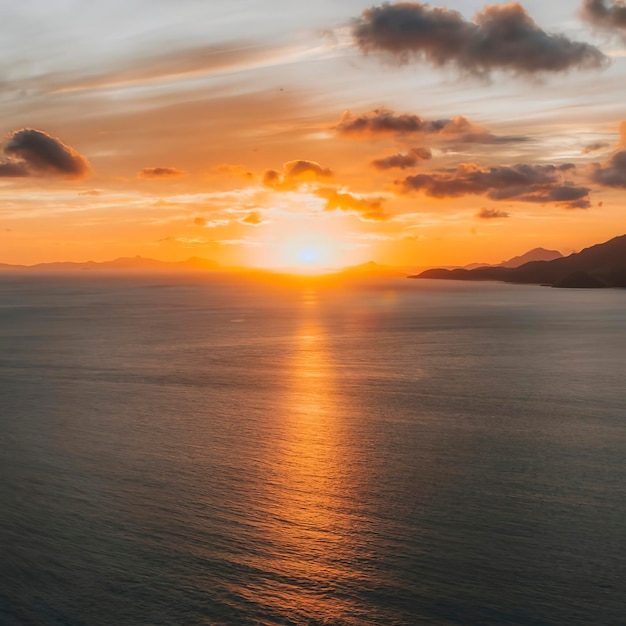 O pôr-do-sol sobre o oceano em Flores