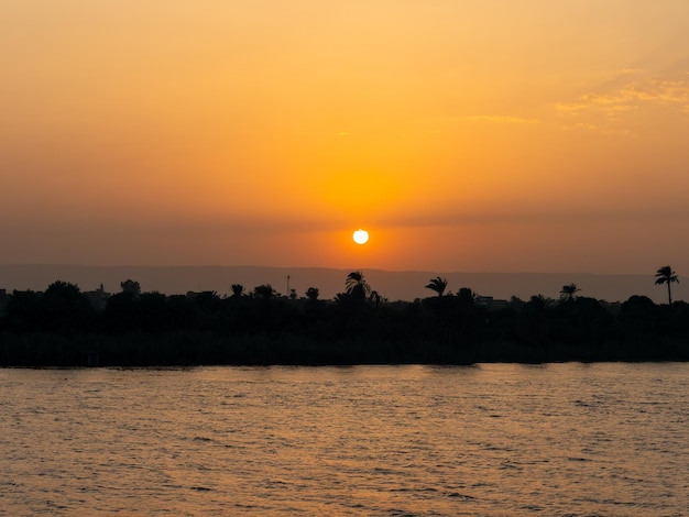 O pôr-do-sol sobre o rio Nilo, no Egito