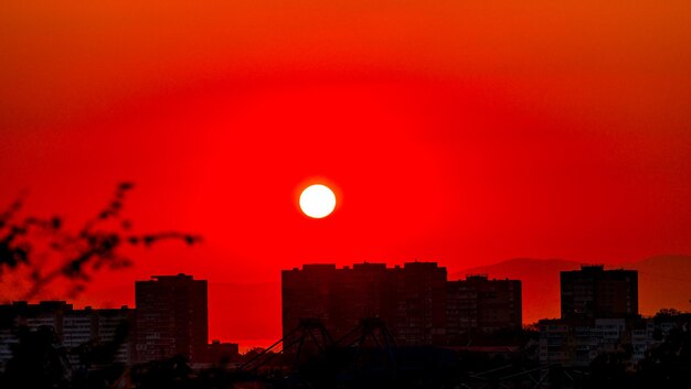 O pôr-do-sol vermelho sobre a cidade de Vladivostok, na Rússia