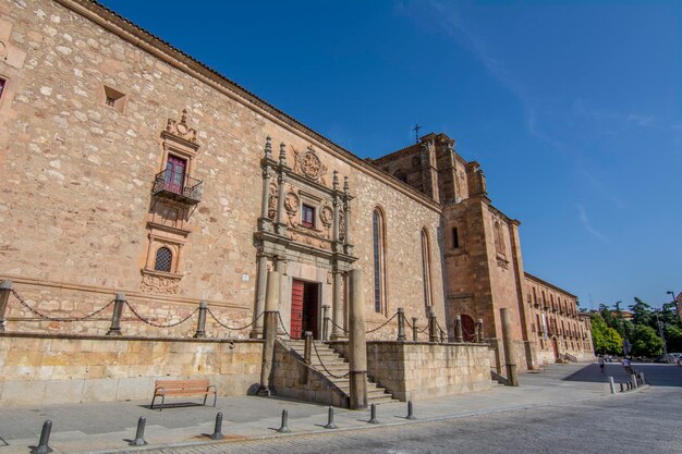 O portal barroco renascentista do átrio do Colegio Arzobispo Fonseca em Salamanca Espanha