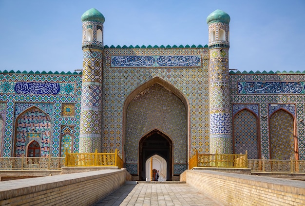 O portal do Palácio de Khudoyarkhan em Kokand