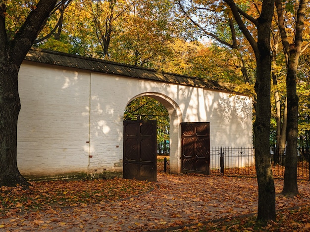 O portão na parede de pedra da corte do czar perto do bosque de carvalhos protegido em Kolomenskoye. Moscou.