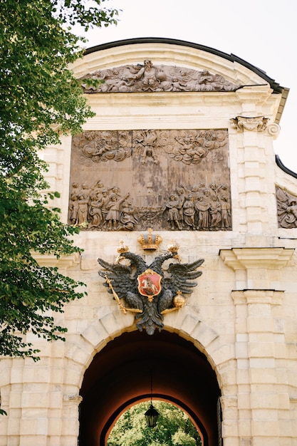 Foto o portão para a fortaleza de pedro e paulo de são petersburgo, rússia, março de 2023