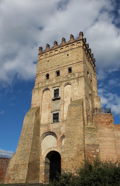 O portão principal da fortaleza medieval na torre no fundo do céu