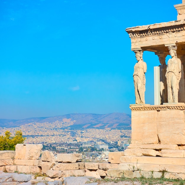 O Pórtico das Cariátides na Acrópole em Atenas, Grécia. Espaço para texto