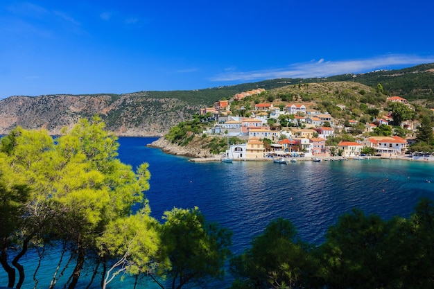 O porto de Assos em Cefalônia, Ilhas Jônicas, Grécia