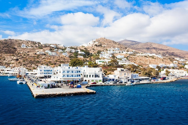 O porto de Ios na cabeça do porto de Ormos, ilha de Ios, Cíclades na Grécia