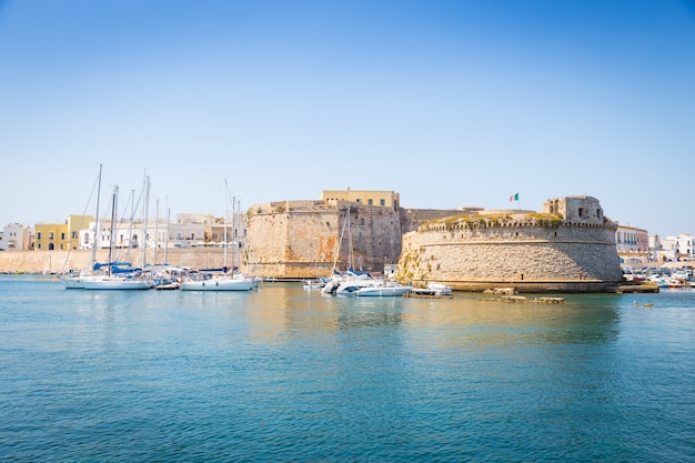 O porto e as antigas muralhas de Gallipoli, Região de Puglia - Sul da Itália