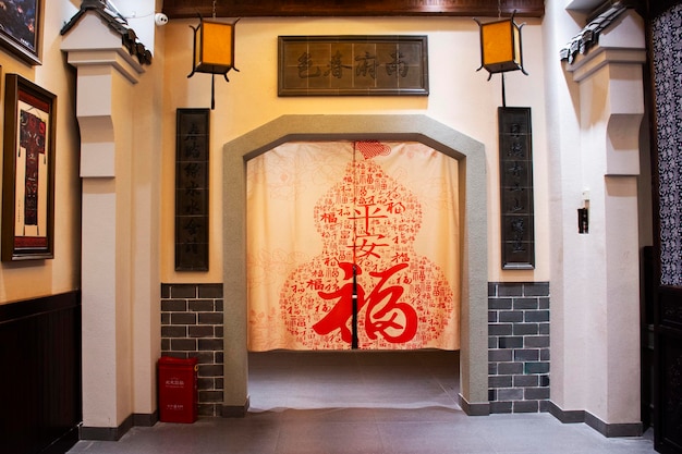 Foto o povo chinês e os viajantes estrangeiros viajam para visitar a história do patrimônio da tribo étnica tujia, o antigo museu em 72 qilou, edifícios antigos na cidade de zhangjiajie, em 9 de maio de 2024 em hunan, na china.