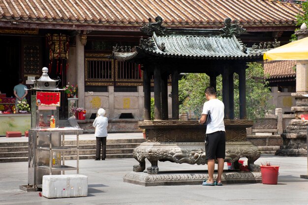 O povo chinês e os viajantes estrangeiros visitam e respeitam orando ao deus chinês e ao anjo chinês no Templo Kaiyuan na cidade de Teochew em 8 de maio de 2018 em Chaozhou China