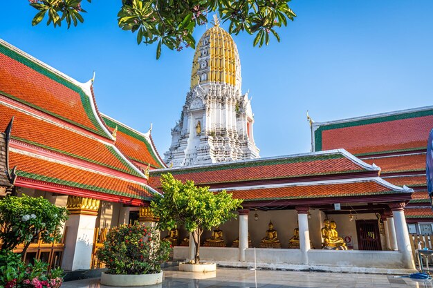 O prang do templo em Wat Phra Si Rattana Mahaque também coloquialmente conhecido como Wat Yai é um templo budista É um grande turista é Locais públicos em PhitsanulokTailândia