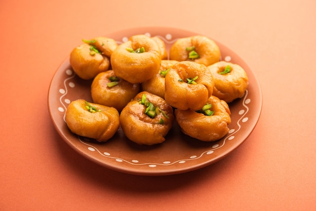 Foto o prato balushahi ou badushah ou mughlai é uma sobremesa ou comida doce tradicional indiana macia e escamosa, também popular no paquistão e em bangladesh