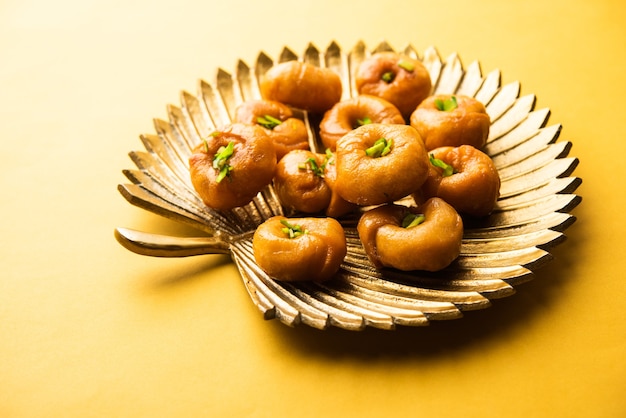 Foto o prato balushahi ou badushah ou mughlai é uma sobremesa ou comida doce tradicional indiana macia e escamosa, também popular no paquistão e em bangladesh