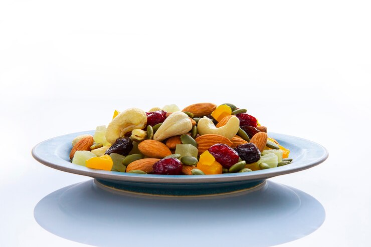 O prato é preenchido com nozes mistas nutritivas
