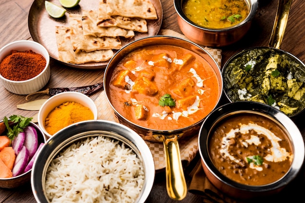 O prato principal do almoço ou jantar indiano no grupo inclui Paneer Butter Masala, Dal Makhani, Palak Paneer, Roti, Arroz etc, Foco seletivo