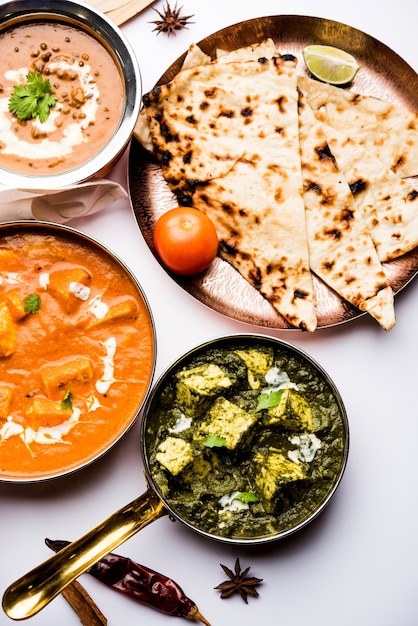 O prato principal do almoço ou jantar indiano no grupo inclui Paneer Butter Masala, Dal Makhani, Palak Paneer, Roti, Arroz etc, Foco seletivo