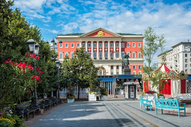 O prédio do governo de moscou na rua tverskaya