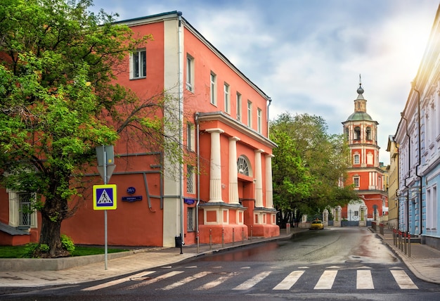 O prédio é uma antiga igreja na rua de Moscou