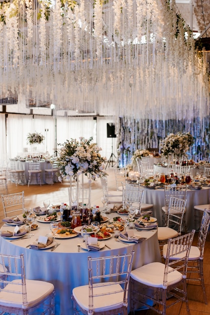 o presidium dos noivos no salão de banquetes do restaurante é decorado com velas