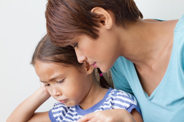 O problema da criança com a mãe carinhosa ouvindo o problema da cabeça e do ombro da filha