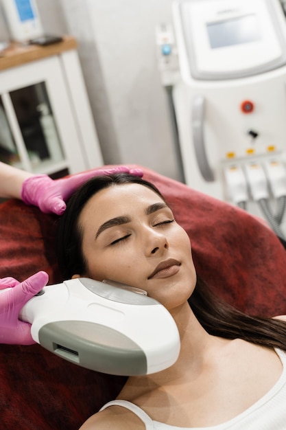 O procedimento ELOS trata pele enrugada ou áspera, poros dilatados, cicatrizes superficiais de acne Procedimento de rejuvenescimento ELOS para meninas para efeito facelift não cirúrgico