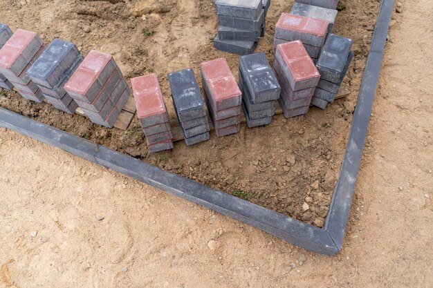 Foto o processo de colocação de pavimentadoras na cidade na rua