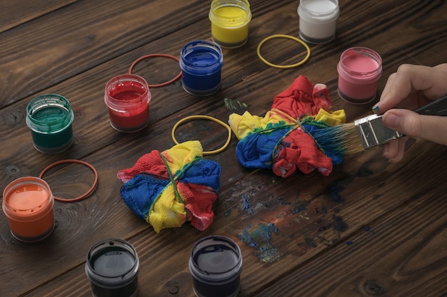 Foto o processo de colorir roupas brancas no estilo de tie-dye em casa. tecido de tingimento em estilo tie dye.