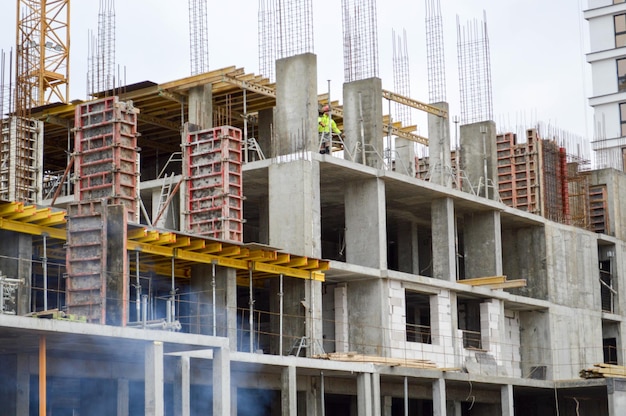 O processo de construção e reparo de um novo painel de pedra de concreto de cimento moderno monolítico