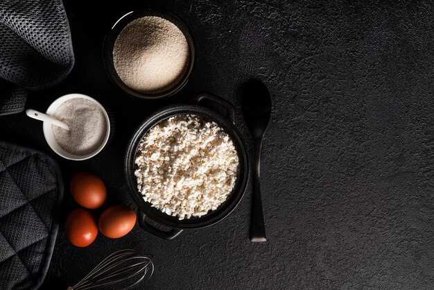 O processo de cozinhar a caçarola de queijo cottage em fundo escuro ovos de sêmola de queijo cottage