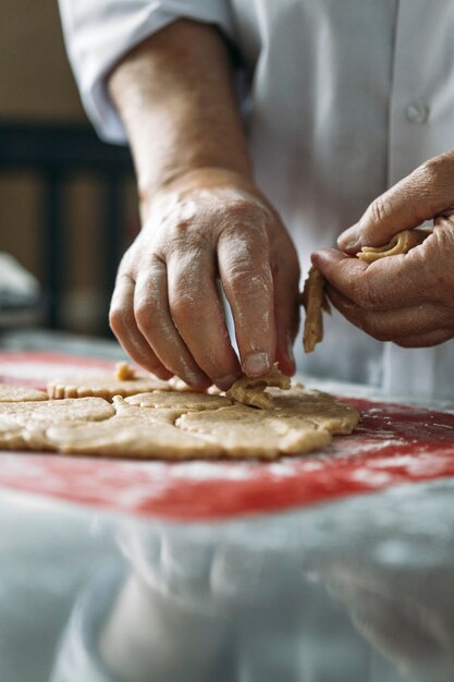 o processo de cozinhar biscoitos