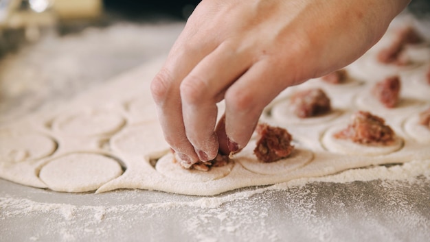 o processo de cozinhar bolinhos