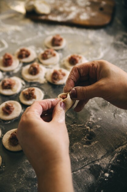 o processo de cozinhar bolinhos