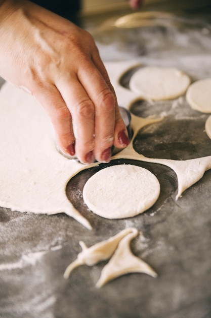 o processo de cozinhar bolinhos