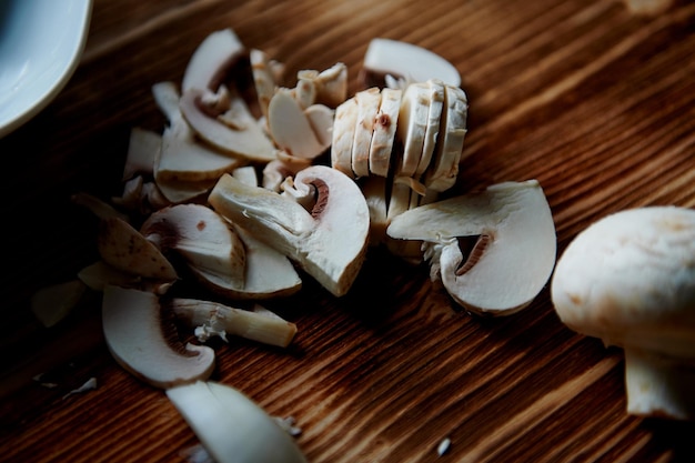 O processo de cozinhar cogumelos inteiros e fatiados