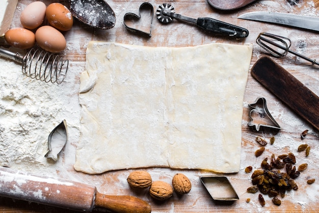 O processo de cozinhar, fundo de madeira, vista de cima