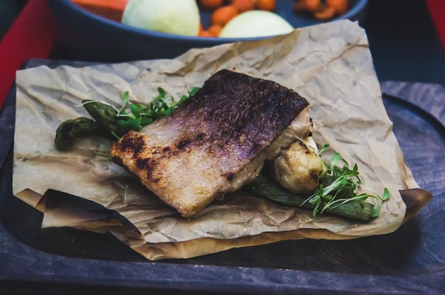 O processo de cozinhar peixes para fritar