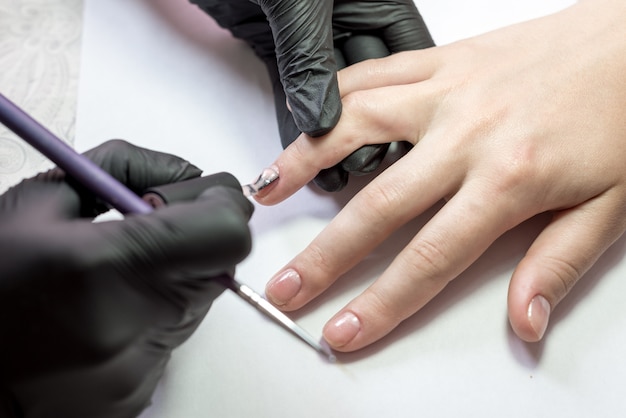 O processo de criação de uma manicure.