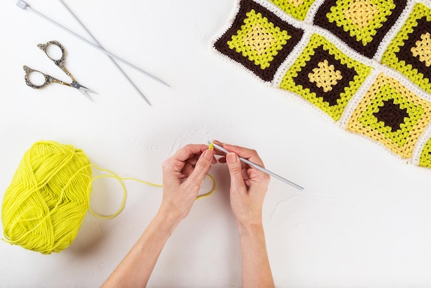 O processo de crochê de produtos usando a técnica de patchwork granny square crochet