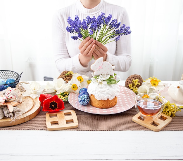 O processo de decorar a mesa festiva com flores para a celebração da páscoa.