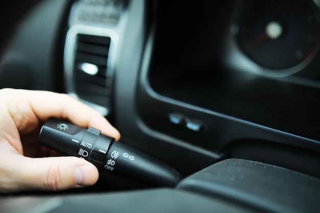 O processo de escolha do controle climático no carro vários controles em interruptores automáticos interior moderno do carro