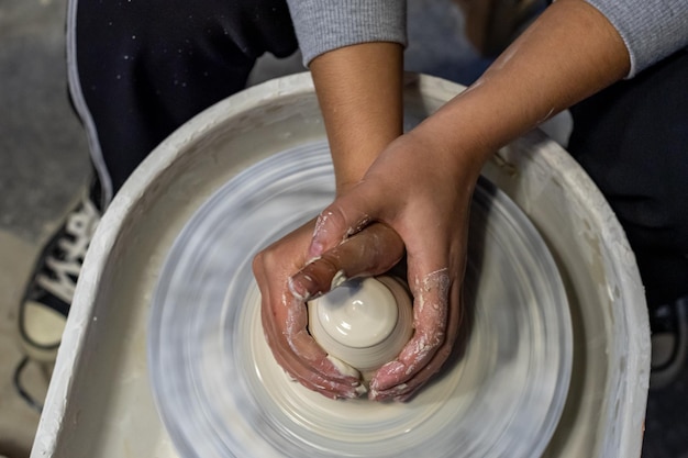 Foto o processo de fabricação de cerâmica numa oficina de cerâmica