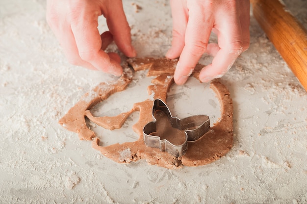 O processo de fabricação de gengibre Páscoa biscoitos de gengibre closeup.