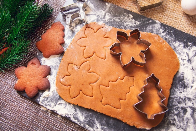 O processo de fazer biscoitos de gengibre de Natal.