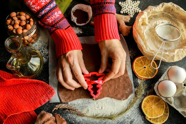 O processo de fazer biscoitos de natal Biscoitos caseiros biscoito de gengibre no Natal