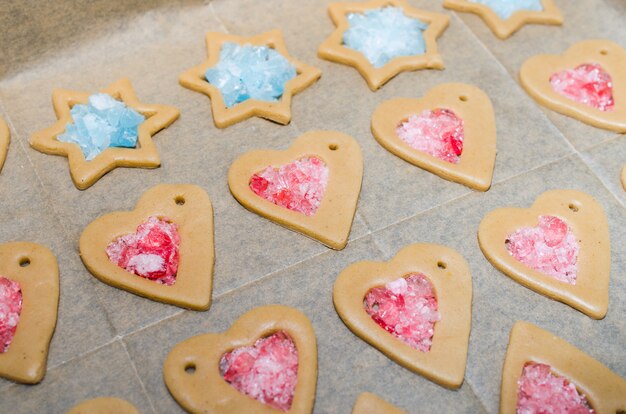 O processo de fazer biscoitos e biscoitos de natal.