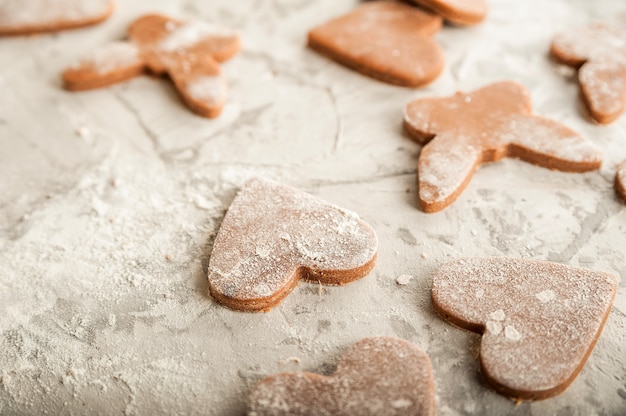 O processo de fazer pão de gengibre. Massa de coração plana leigos farinha