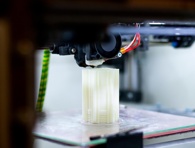 O processo de impressão de detalhes termoplásticos na impressora 3D. Closeup de impressão de produtos originais