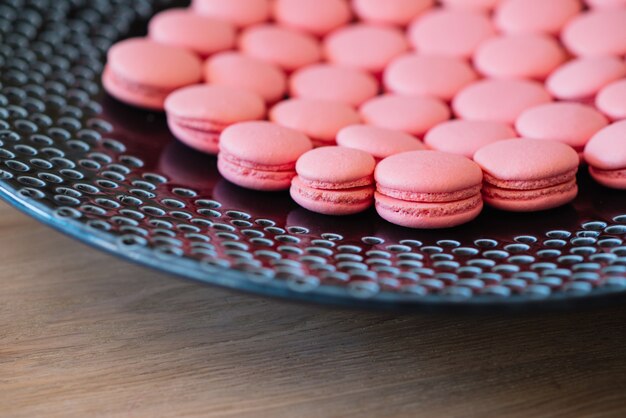 O processo de preparação de macaroons deliciosos e bonitos.